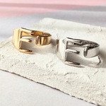 【推し活に】イニシャルオープンリング　E　ゴールド/シルバー　フリーサイズ　推し事　メンズ　レディース　アルファベット　ペア　指輪　#74　秋　ハロウィン