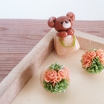 ひょっこりクマさんとバイカラーブーケのプッシュピン 3個セット