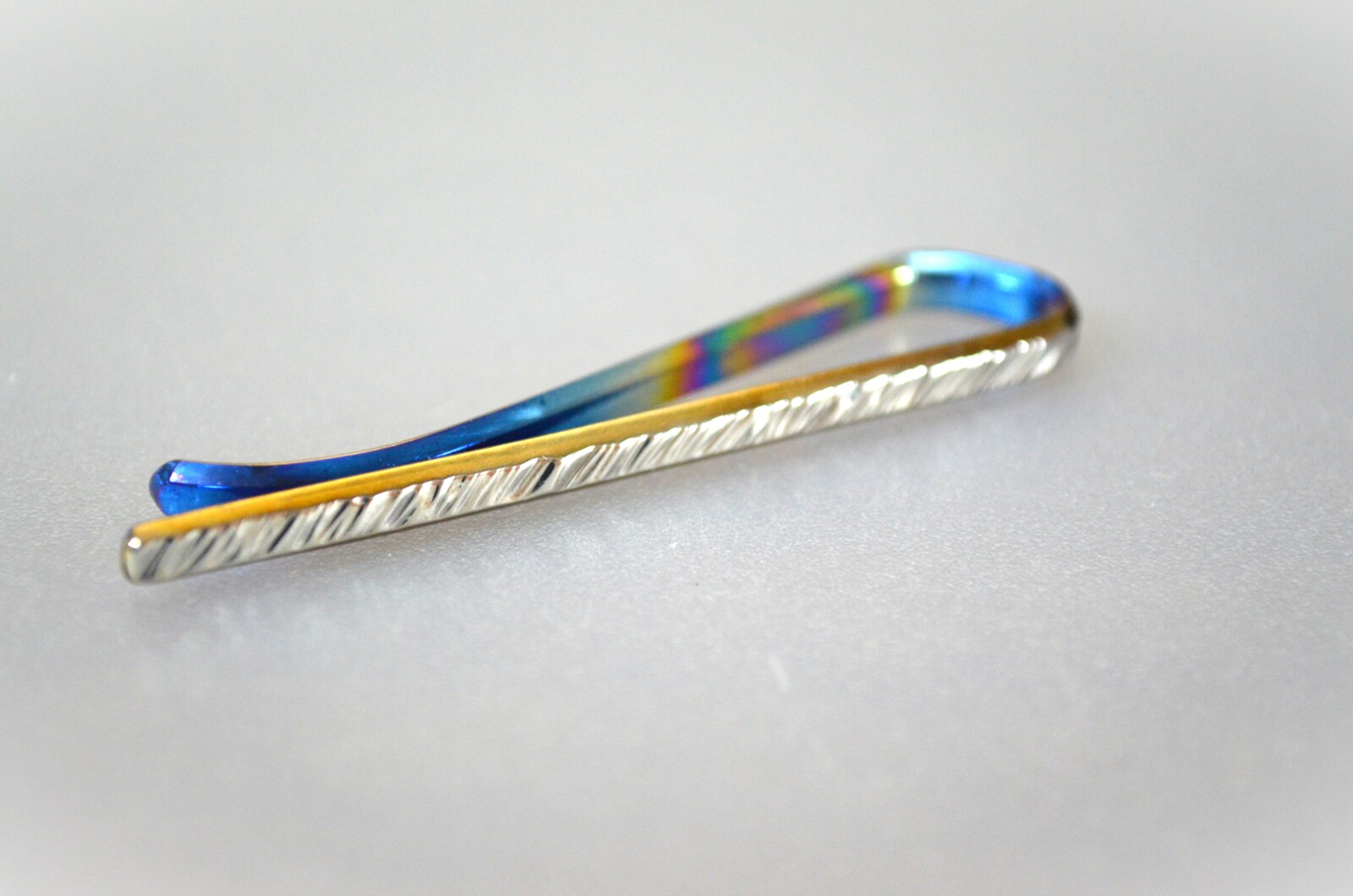Titanium tie bar・鍛造純チタンネクタイピン・鎚目できらきら惑わせる・虹・受注生産