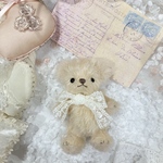 リボンを付けた　小さな　テディベア　くまぬいぐるみ