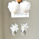 ホワイト　フラワー　クリア　しずく　ピアス　イヤリング　白　花　ゴールド　金　オーロラ　2way 花びら　サージカルステンレス　樹脂　ブライダル　結婚式　揺れる　ロング　大ぶり　氷　アレルギー　透明