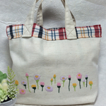 お花の刺繍のミニトートバック