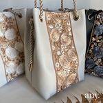 再販✨秋冬新作🍂インド刺繍リボン 巾着バッグ fluffy flowers ✨écru beige🤍バッグ ハンドバッグ ショルダーバッグ トートバッグ　巾着　贈り物　巾着バッグ