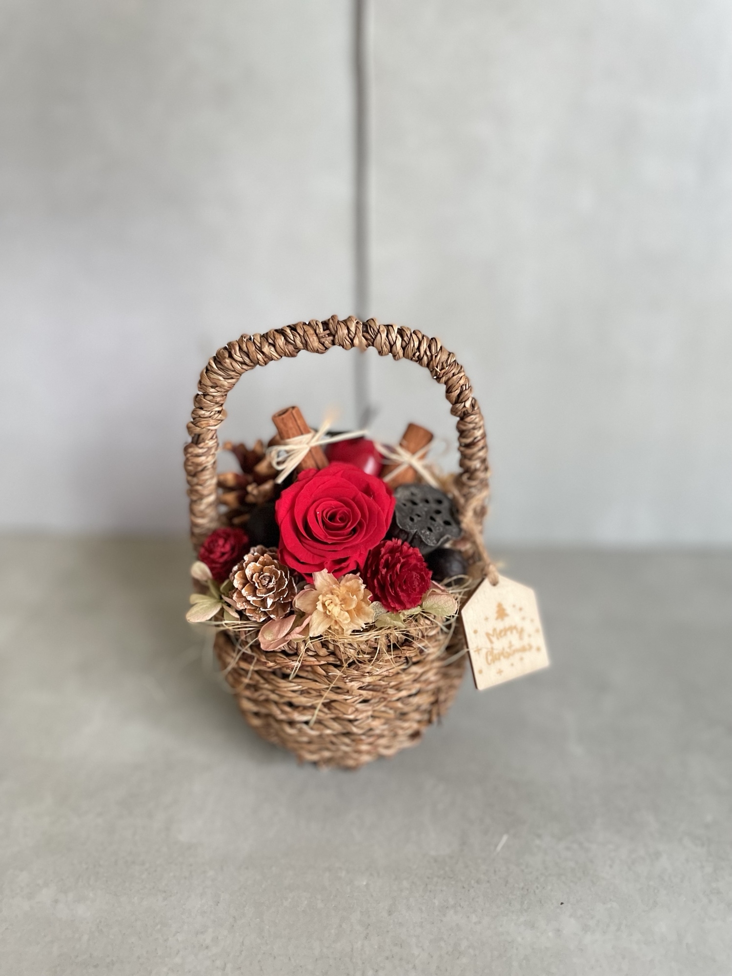 ラナンキュラスの小さなかごアレンジ&スワッグセット 〜春色飾り プレゼント〜 春色のプレゼント ラナンキュラスの小さなかごアレンジ&スワッグセット