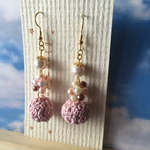 ピンク編み玉ピアスこんぺいとう付