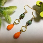 オレンジドロップ×グリーンビーズのピアス/イヤリング