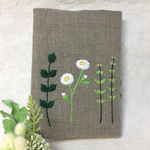 ボタニカル刺繍のブックカバー