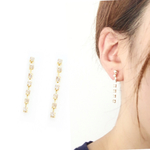simple 7連ビジューの揺れるピアス、イヤリング