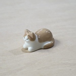 香箱座り猫の置物・箸置き［茶ハチワレ］