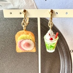 【イヤリング】目玉焼きハムトースト・クリームソーダ　ミニチュアフード 