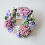  刺繍糸で編んだバラとお花のリースブローチ　パープルピンク　刺繍が好きなあの方へのプレゼント　軽いブローチ　母の日