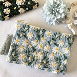 《new》🥀デイジー刺繍ポーチ(ライトブルー×白)刺繍ポーチ　デイジー　コスメポーチ　ポーチ　母子手帳ポーチ　お薬手帳ポーチ　マルチポーチ　内ポケット付き　Lサイズ 大きめポーチ