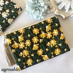 《new》🥀デイジー刺繍ポーチ(黒×オレンジ) 刺繍ポーチ　刺繍　デイジー　母子手帳ポーチ　お薬手帳ポーチ　ポーチ　コスメポーチ　ギフト　内ポケット付き　Lサイズ  大きめポーチ　タッセル付き