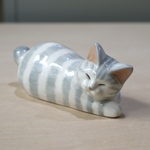 ふくよかな猫の置物 ［グレー］