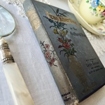 英国買い付け♪ 古書 ヴィクトリア朝 1891年製 アンティーク本「The Silver Vase or the Gathered Posy」エンボス/金彩入り