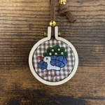 ミニ刺繍枠のイーソー ネックレス／キーホルダー(ブラウンチェック)