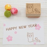 ヘビの着ぐるみを着てへびと行進をする猫ちゃんのはんこ