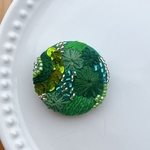 ビーズ刺繍くるみボタン（ヘアゴム/ブローチ）