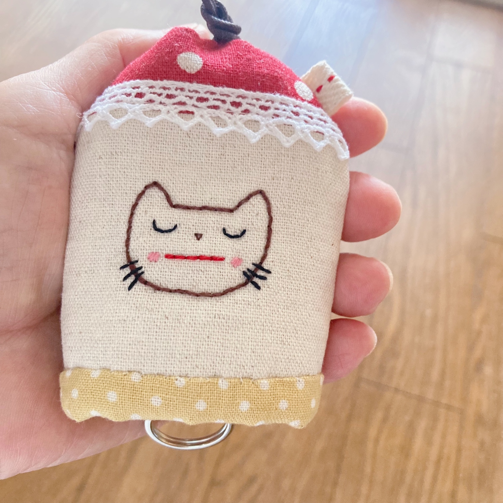 ほんわかラベンダーの猫さん 刺繍フレーム （受注作品） - 布小物の