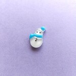 小さな雪だるまのブローチ（ブルー）