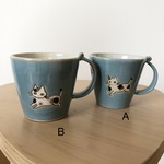 走るねこの水色マグ