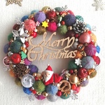カラフルでにっこり☆毛糸玉のクリスマスリース〜寝転びサンタさんとMerry Christmas〜(Ｌサイズ)　 毛糸玉リース　ニットリース　クリスマスリース