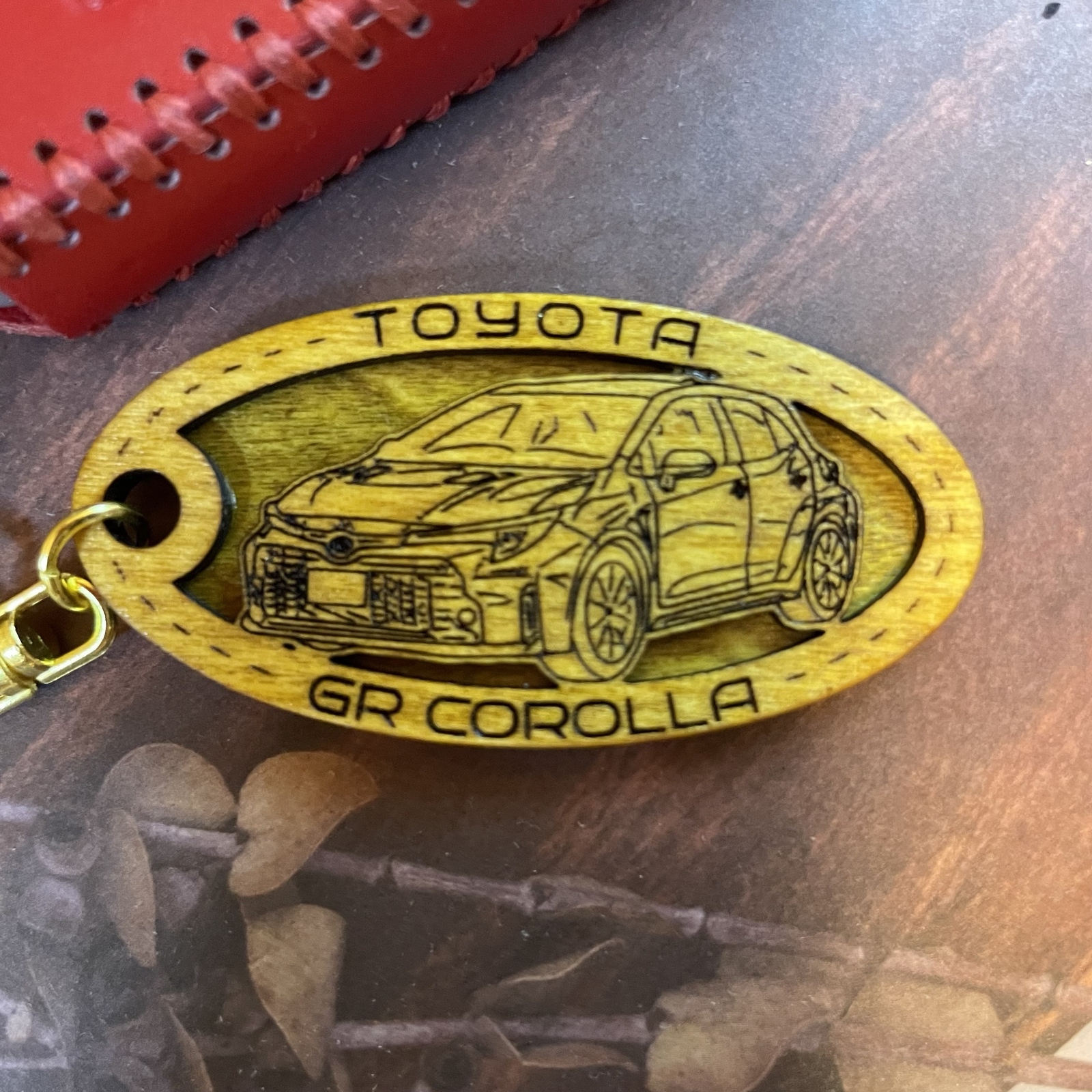 GRカローラスポーツ 愛車を傷つけない木製車キーホルダー【名入れ 