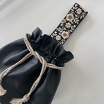 再5）合皮 刺繍リボンワンハンドル巾着
