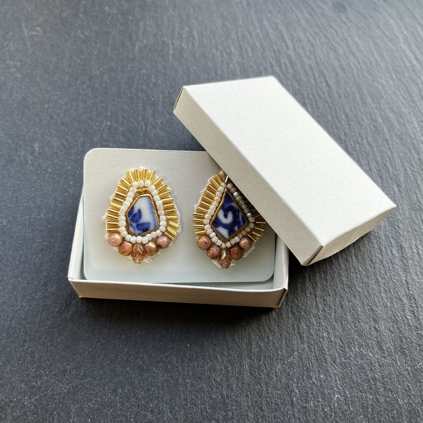 淡いブルーと亀甲柄 シー陶器×金継ぎ イヤリング・ピアス