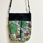 楕円底のショルダーバッグ　ポケットいっぱい　花柄　グリーン系