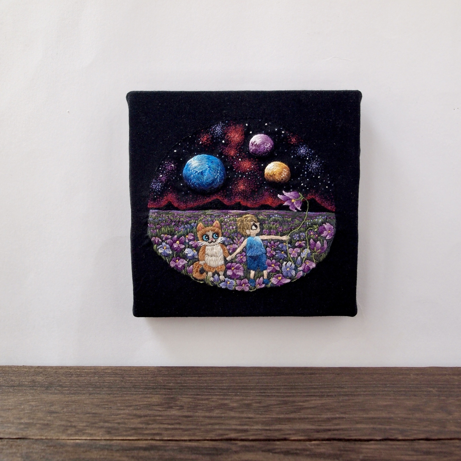 刺繍 絵画 アート 『宇宙の草原 猫と一緒に』12cm×12cm - ERINYAMAN