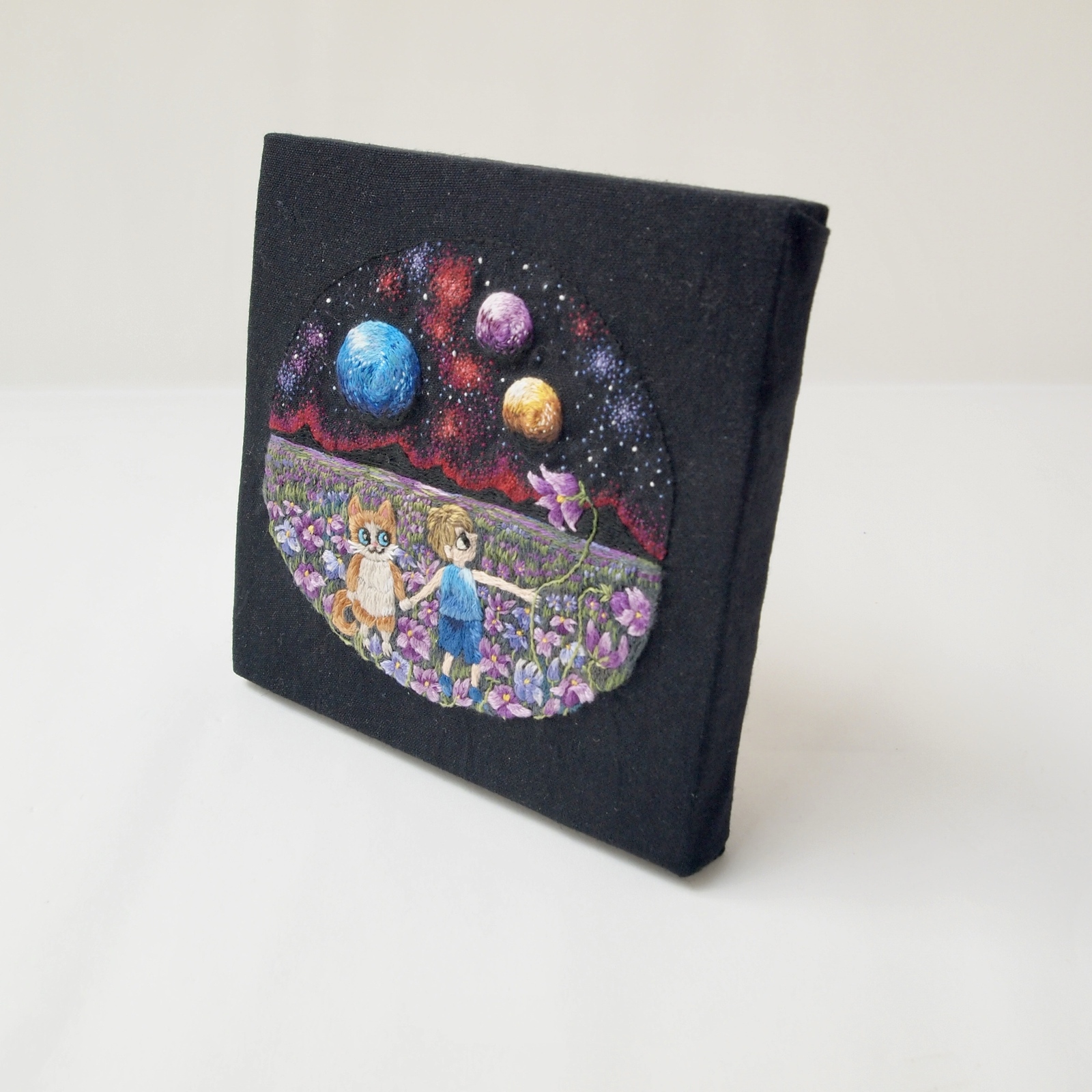 刺繍 絵画 アート 『宇宙の草原 猫と一緒に』12cm×12cm - ERINYAMAN