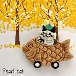 【再販】たい焼き猫の刺繍ブローチ【白黒ハチワレ】