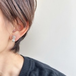 Duo　糸玉と国産貝パールを合わせたシンプルモダンな雪だるまピアス／イヤリング　モカ