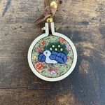 ミニ刺繍枠のイーソー ネックレス／キーホルダー(グリーン花柄)