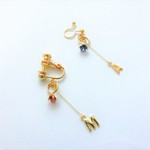 イニシャル&誕生石カラーのリングのピアス