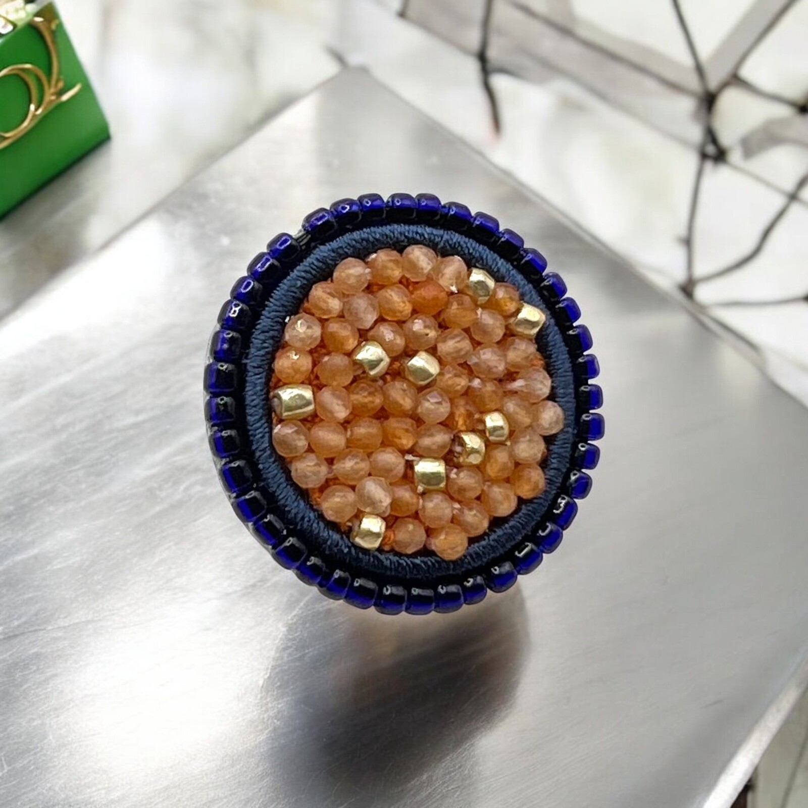 天然石カーネリアンのアート刺繍ブローチ ― 25mmの輝き　l-bdaa019bro　★アートアクセサリー★