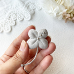 ビジューがきらり✧⁎  ふっくら四つ葉のクローバーの刺繍ブローチ　グレー