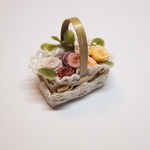 可愛いバラを詰めたミニチュアバスケット横長小♪