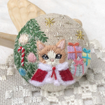 「クリスマスのおめかし猫」刺繍ブローチ