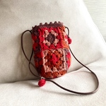 グラニースクエアの手編みのポシェット/サコッシュ/ショルダーバッグ/グラニースクエア/北欧/クロシェ/かぎ編み/ニットバッグ/レッド