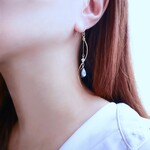 ＊ブラックシェルときらきらクリスタルガラスの揺れるピアス＊イヤリングに変更可能＊14ｋｇｆ＊