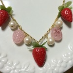夢見る苺のリボンネックレス