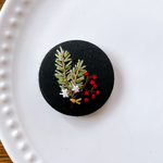 刺繍くるみボタン（ヘアゴム/ブローチ）