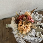 シックなカメリアのスワッグ（濃いオレンジ色）