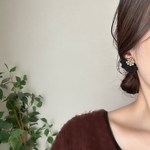 【EIMI.】メタルビーズ　スウェード　フラワー