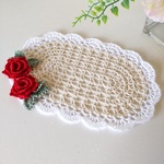 赤いばらの楕円形レース編みドイリー