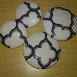 送料無料★モロッカン柄ホワイト☆くるみボタン