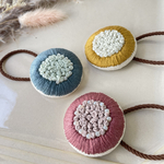 刺繍くるみボタンのヘアゴム（まあるいお花）