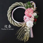 お正月飾り しめ縄＜天竺牡丹 ピンク＞稲穂付しめ飾り アーティフィシャルフラワー 